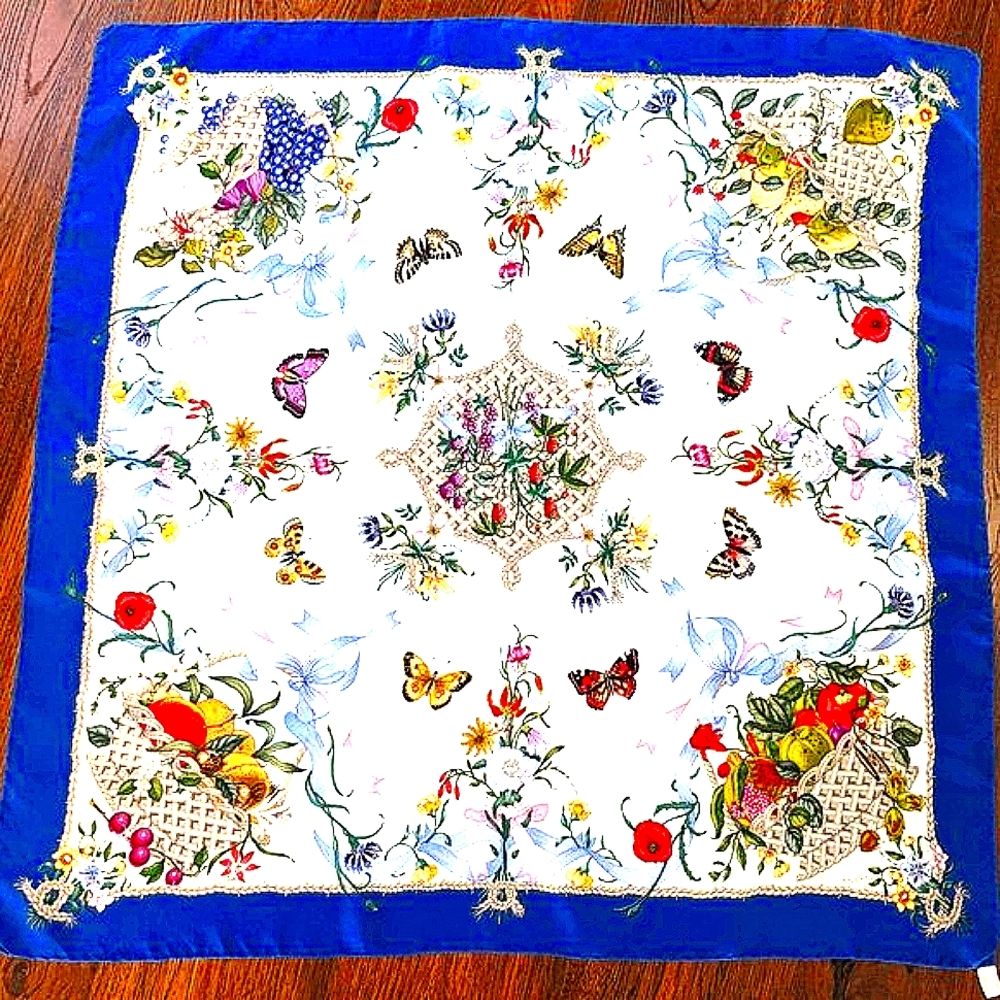 💎✨Authentic✨💎Gucci c.1970's multicolored floral butterfly fruit silk scarf